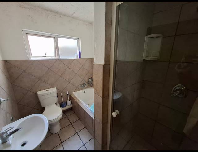 2 BEDROOM APARTMENT FOR SALE IN VANDERBIJLPARK SE 4